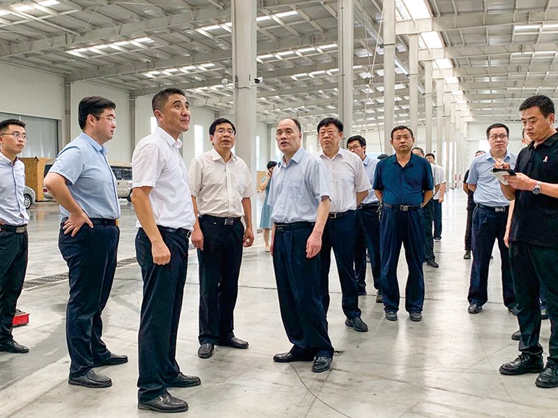 德州市人大常委會主任韓建亭、副主任馮如勝等領(lǐng)導(dǎo)到廠參觀指導(dǎo)運(yùn)河區(qū)黨工委副書記、管委會副主任楊洪利陪同參觀